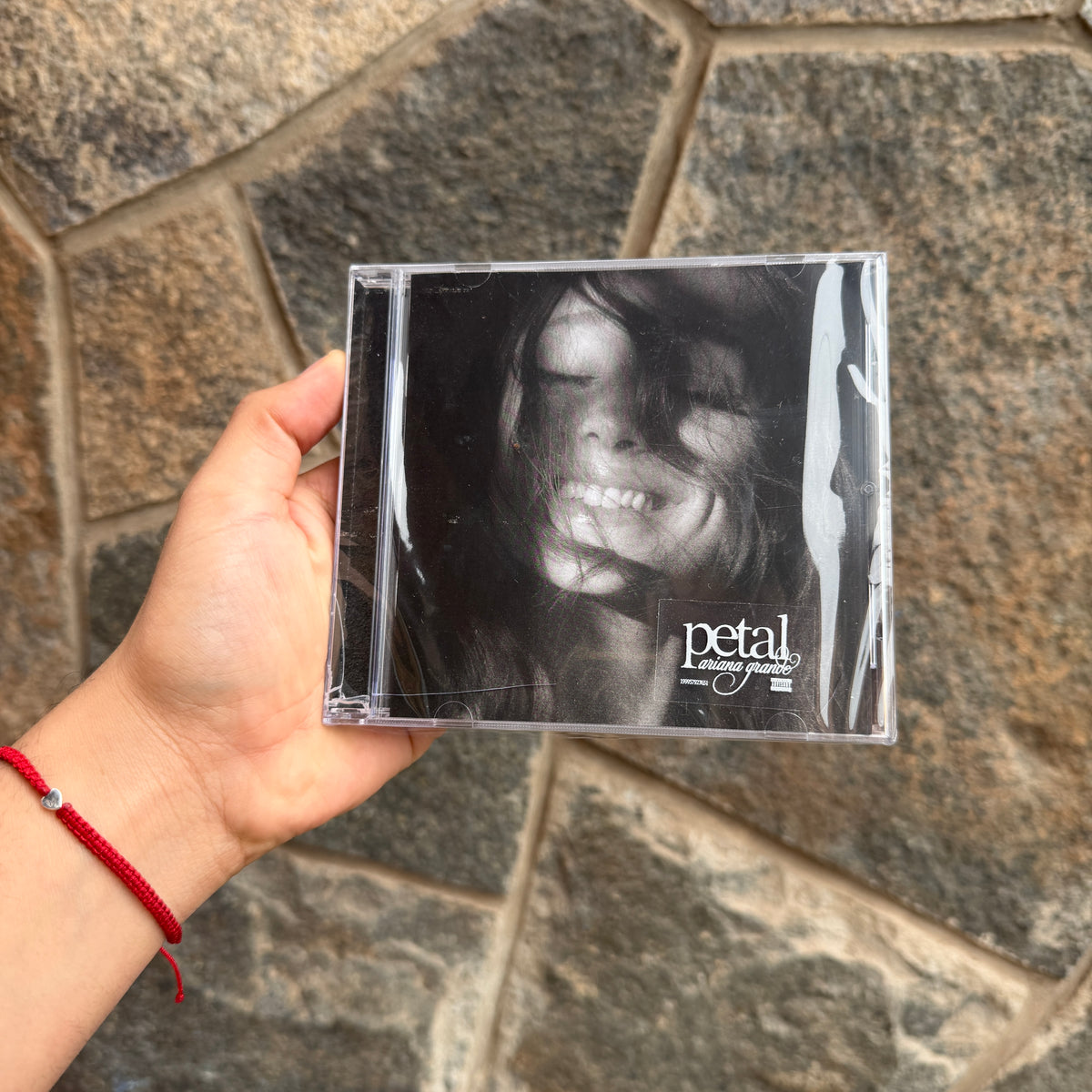 Ariana Grande - Petal CD [DETALLE]