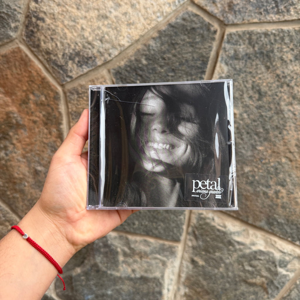 Ariana Grande - Petal CD [DETALLE]