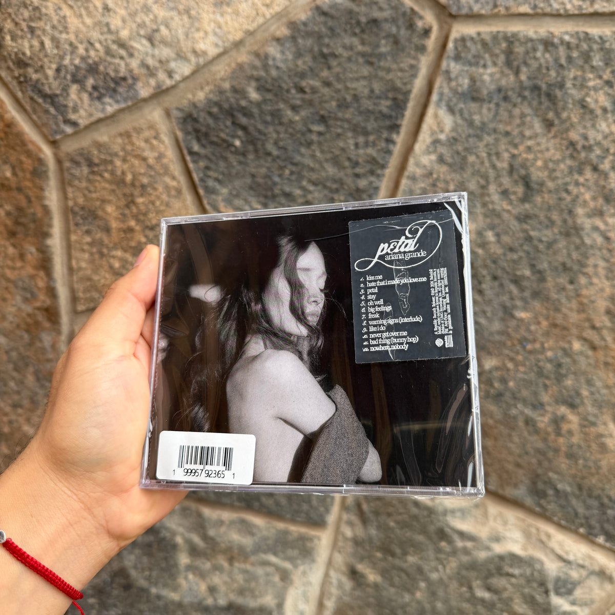 Ariana Grande - Petal CD [DETALLE]