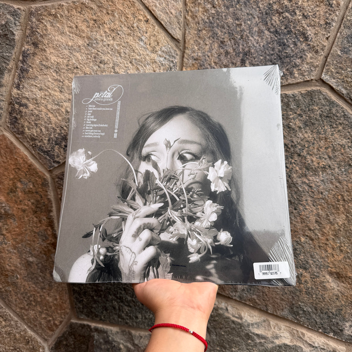 Ariana Grande - Vinilo Petal (Target ‘Gray skies’) [DETALLE]